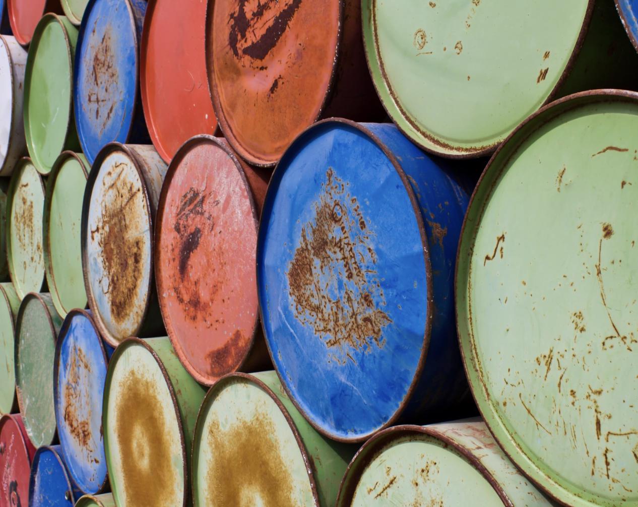 Источник: freepik https://www.freepik.com/free-photo/barrels-storing-oil_1129159.htm#query=oil%20barrel&position=47&from_view=search&track=sph